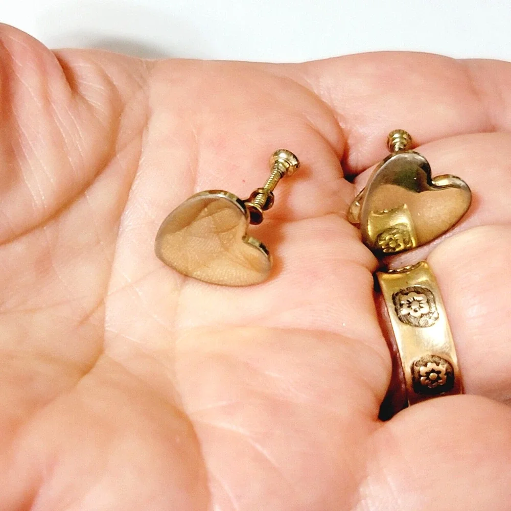 Vintage Romantic Heart Gold-tone Screw Back Earrings, Engravable sb-46